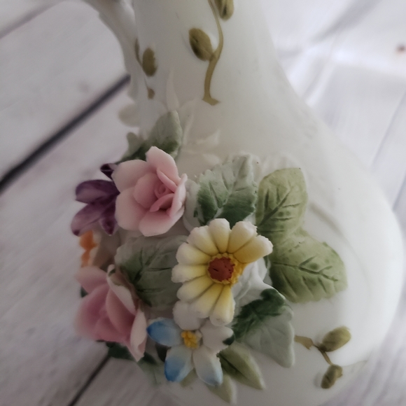 Lefton China 6 inch Floral Bud Vase Ivory Gold Painted Trim Handle - Picture 8 of 12